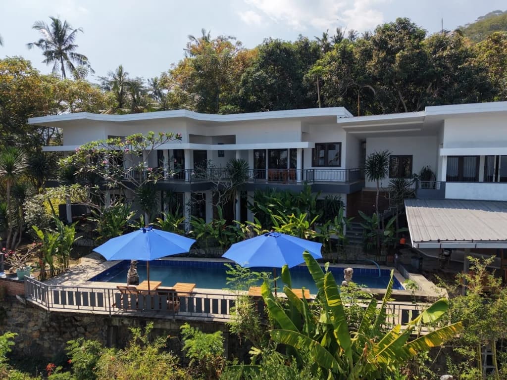 Villa Jineng swimming pool and main building view in Senggigi